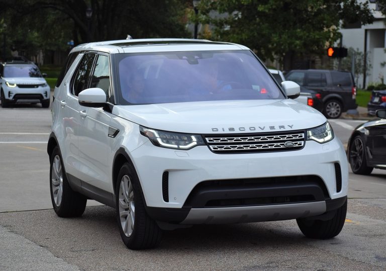 range-rover-discovery-suv-vehicle-5342852-768x539